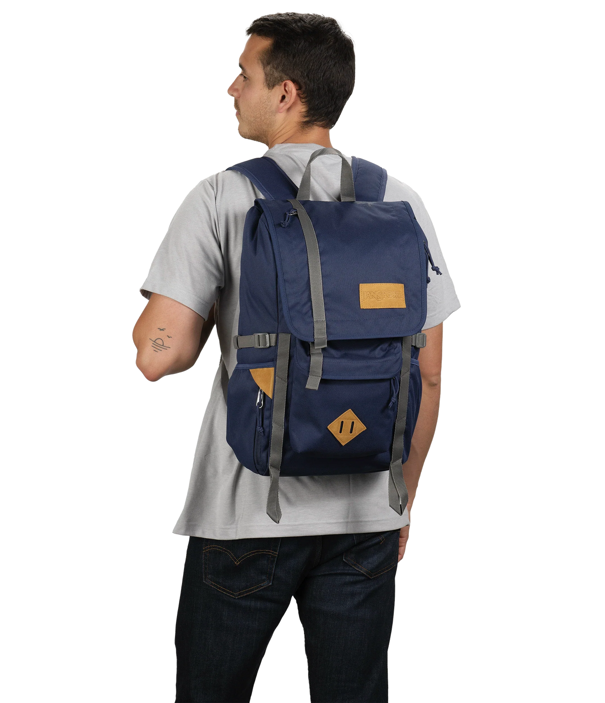 hatchet-backpack-e2 JS0A47J4003-MODEL.webp