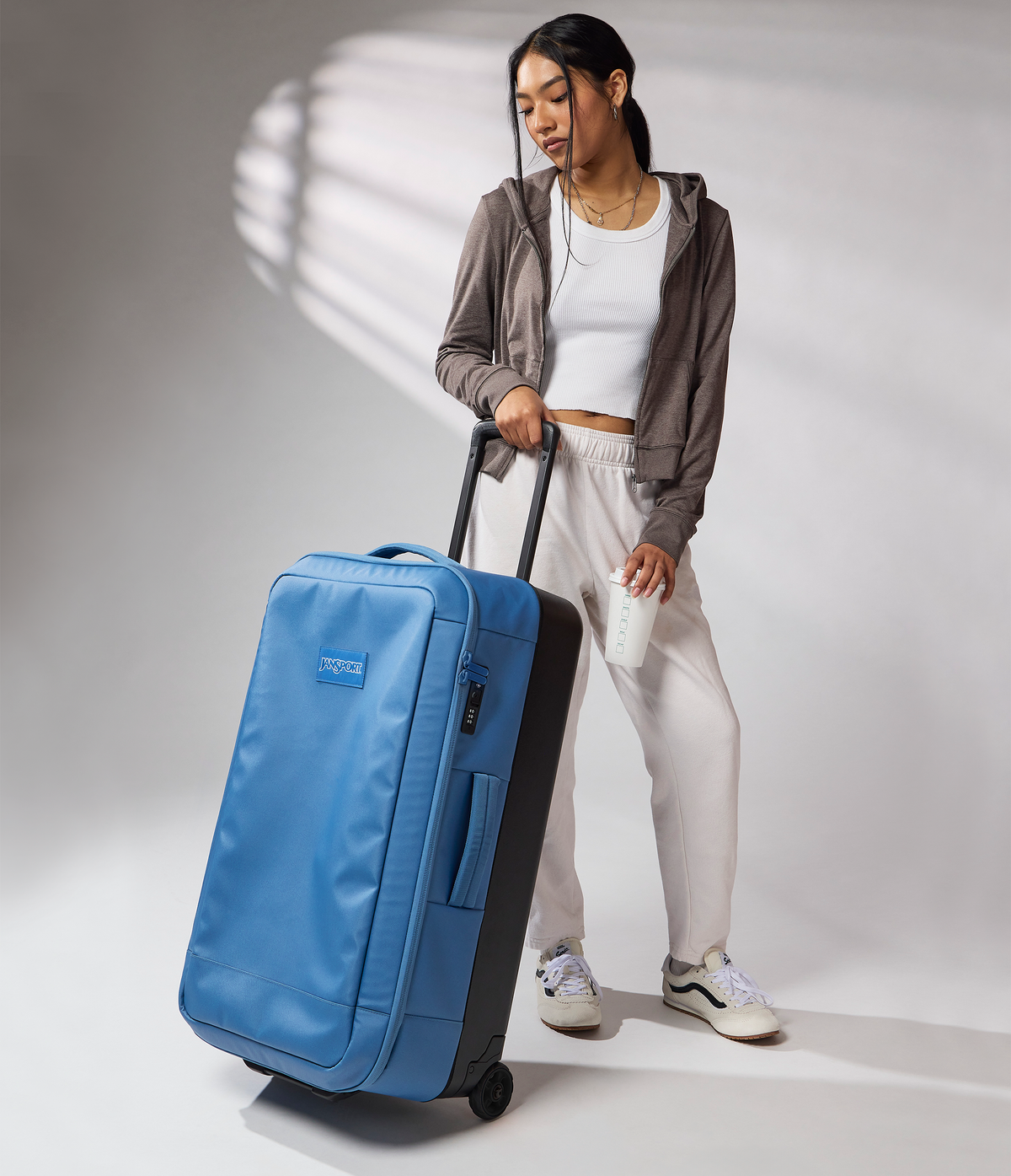 good-latitude-30-rolling-duffel-z5 JS0A86EOEW5-MODEL.png