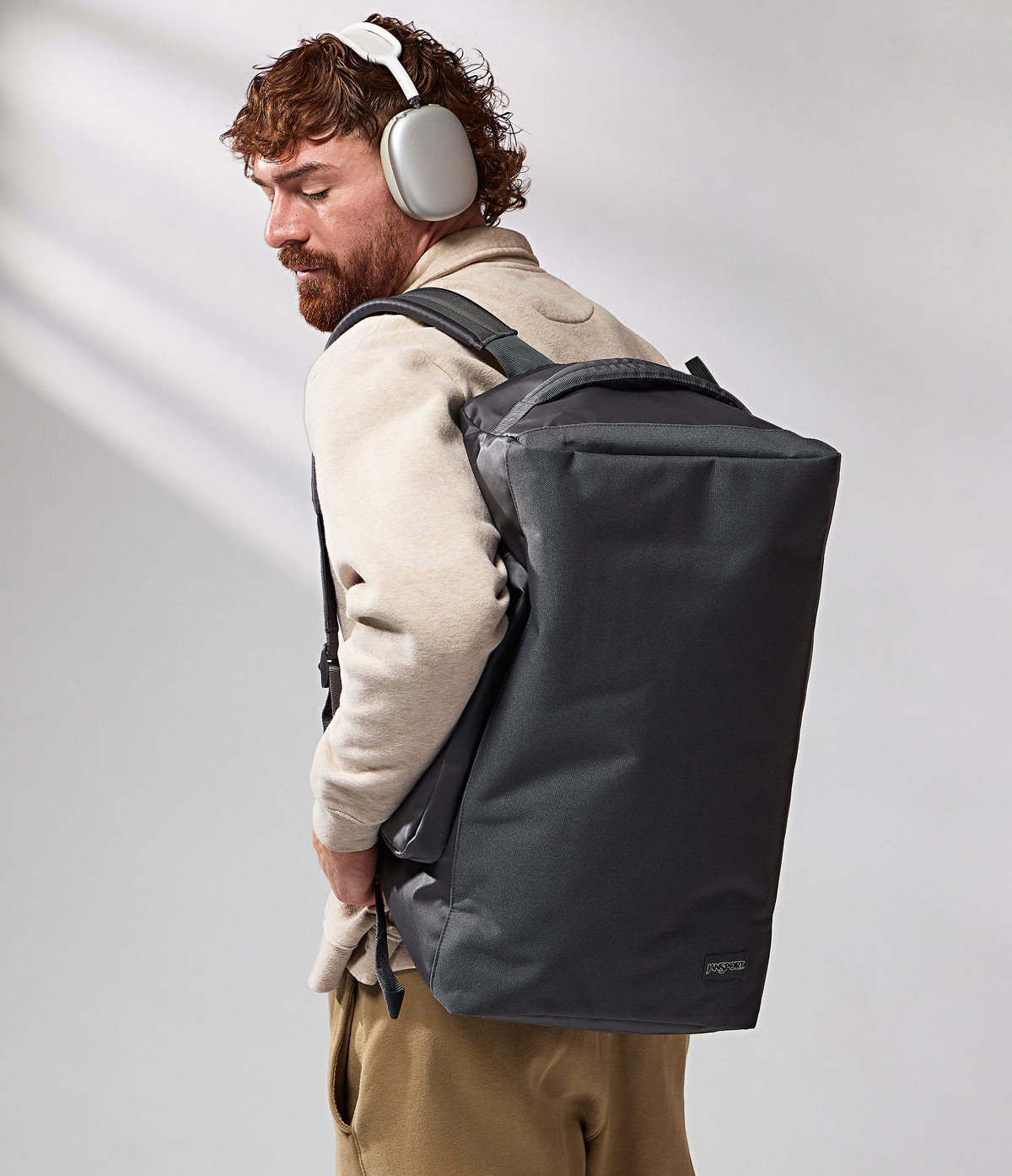 convertible-duffel-toiletry-bag-smokey-grit-set-h7 JS0A8E8EDMX-MODEL.png