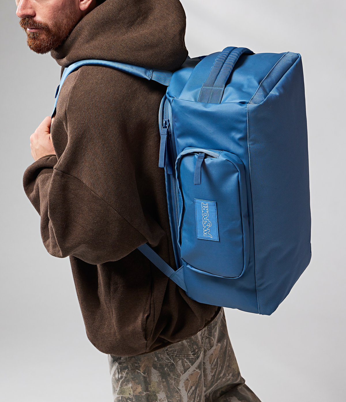convertible-duffel-toiletry-bag-elemental-blue-set-w0 JS0A8E8EEW5-MODEL.png